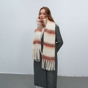 Sciarpa Invernale da Donna di Grande Formato, Calda e Spessa, in Pashmina e Cashmere, con Nappe e Motivo a Quadri - Product Image 3