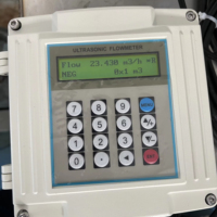 Medidor de Flujo Ultrasónico de Abrazadera con Pantalla LCD para Agua, Medición No Invasiva, Digital, Preciso al 1%R, Acero Inoxidable, Montaje en Pared