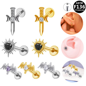 Clous d'oreille en alliage de titane, design épée, cœur, aile, certifiés ASTM F136, bijoux de piercing pour cartilage, boucles d'oreilles unisexes - Product Image 1