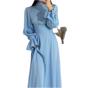 Robe longue élégante et discrète à col montant et manches longues, avec volants, en tissu satiné bleu clair uni, idéale pour les tenues décontractées de printemps - Product Image 1