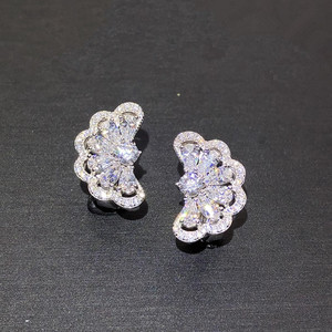 Orecchini a Perno a Forma di Goccia con Petali per Donne, Design Floreale Elegante, Accessori per Orecchie da Indossare Quotidianamente - Product Image 1