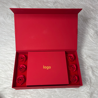Luxe rode magnetische cadeaudoos met kunstmatige roos-inleg, aangepaste logo Valentijnsdag cadeauverpakking
