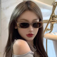 Classique rétro petit carré forme cadre océan lentille femmes personnalité lunettes de soleil B lettre Temples mignon en vrac lunettes de soleil