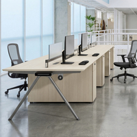 Poste de travail moderne pour 4 personnes avec prises électriques, cloisons de bureau et armoires de rangement pour entreprises