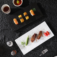 Prix d'usine en gros, assiette plate rectangulaire en céramique de luxe de style européen de 12 pouces, assiette à sushi, assiette en marbre noir et blanc