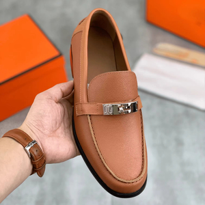 Mocasines clásicos de cuero liso para hombre con cierre metálico, zapatos sin cordones para ocasiones semiformales y salidas diarias. - Product Image 1