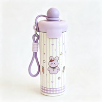 Bouteille d'eau portable avec paille pour filles et étudiantes, gourde isotherme motif ours de dessin animé, garde au froid pour l'école et les voyages avec sangle