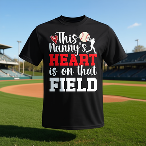 El corazón de esta niñera está en el campo: camiseta de béisbol para abuelas aficionadas - Product Image 3