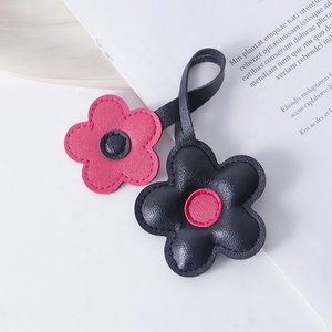 Llavero de coche con colgante de girasol de cuero PU, llavero de flor de cinco pétalos de dibujos animados, colgante de moda en contraste para bolso, accesorio para coche - Product Image 3