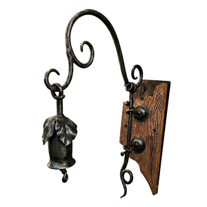 Poignée de porte en fer forgé à la main, ornée de motifs de feuilles et de cloches, avec support de style traditionnel, facile à assembler. - Product Image 1