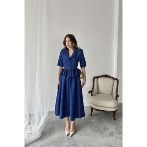 Ensemble élégant pour femme en lin et coton bleu marine avec veste à volants ceinturée et jupe froncée, manches trois quarts, respirant - Product Image 5