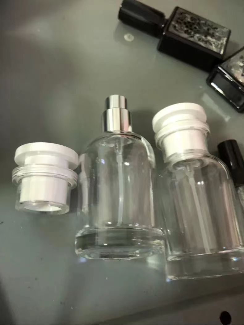 โปร่งใสมีฝาปิดสีขาว