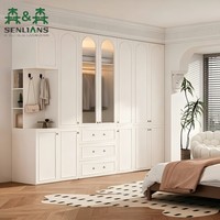 Armoire multi-portes sur mesure avec modules en verre cintrés et niche d'entrée intégrée, meuble de rangement pour chambre à coucher