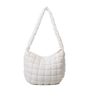 Cross Border Trendy Large Capacity Down Tote Bag For Women Cloud Shaped Shoulder Bag Insulated Everyday Use Bucket Type - Product Image 5