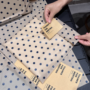 Sacs d'emballage plats en plastique PE mat givré à pois couleur lin pour magasins de chaussures et de vêtements, logo personnalisé, vente en gros - Product Image 1