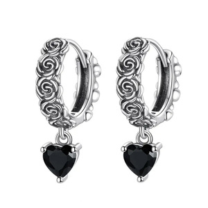 Orecchini a Cuore con Rose per Donne, Design Floreale Dolce, Gioielli Eleganti per Uso Quotidiano - Product Image 1