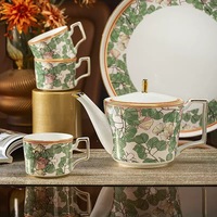 Service à thé floral vintage, motif feuilles vertes et fleurs roses avec bordure dorée, élégant ensemble théière et tasses en porcelaine fine pour le thé de l'après-midi