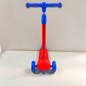 Patinete infantil de tres ruedas con altura ajustable y luces para niños de 3 a 6 años - Product Image 2