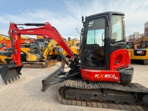Excavatrice sur chenilles Kubota KX163 d'occasion fiable, petite pelle pratique pour les projets agricoles et les travaux d'entretien des routes publiques - Product Image 3