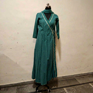 Elegante Vestido Maxi de Satén Verde Esmeralda con Diseño de Escote en V con Lentejuelas y Lazos, Mangas Tres Cuartos - Product Image 1