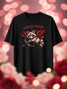 T-Shirt con Stampa Cupido Giocoso per Uomo, Manica Corta, San Valentino, Casual, in Jersey di Cotone Leggero, Collo Tondo, Vestibilità Regolare, Design Frontale - Product Image 2