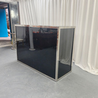 Bar moderne en acier inoxydable avec intérieur en acrylique noir et comptoir en verre trempé, adapté aux mariages, aux hôtels, aux fêtes