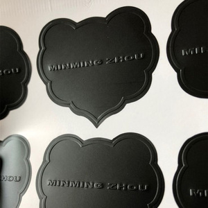 Bán buôn biểu tượng tùy chỉnh kết cấu giấy 3D dập nổi Debossed sang trọng màu đen bao bì giấy dính hình dạng khác nhau dán nhãn - Product Image 2