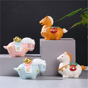 Figurine de cheval de dessin animé ROOGO en résine, porte-bonheur, thème lingot d'or et enveloppe rouge, décoration de bureau pour la maison et le bureau, vente en gros - Product Image 1