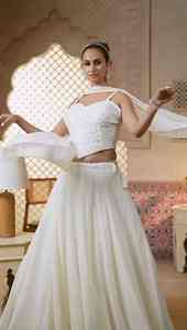 Elegante Lehenga Choli Blanco Bordado con Blusa sin Mangas con Escote Corazón y Dupatta a Juego para Mujer - Product Image 2