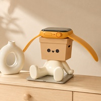 Support de charge pour montre en résine créative en forme de figurine assise avec fente de 4,1 cm pour bureau, vente en gros et présentation au détail