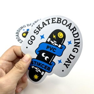 Pegatina de monopatín de vinilo de PVC troquelada personalizada, acabado brillante a todo Color, adhesivo fuerte, lindas etiquetas de embalaje de forma personalizada - Product Image 1