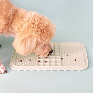 Tapis de léchage pour chien en silicone réutilisable pour l'alimentation lente des animaux de compagnie avec ventouse puissante - Product Image 5