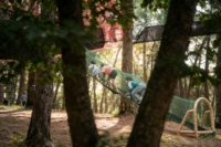 Parc d'aventure suspendu en forêt personnalisé avec filet de cordes, tunnel suspendu, escalade multi-niveaux, durable, pour plusieurs personnes, en extérieur