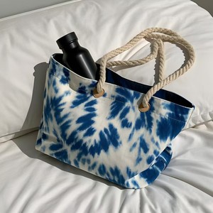 <span class=keywords><strong>Sac</strong></span> fourre-tout en toile imprimé <span class=keywords><strong>tie</strong></span> <span class=keywords><strong>dye</strong></span> personnalisé grande taille <span class=keywords><strong>sac</strong></span> fourre-tout en toile <span class=keywords><strong>de</strong></span> <span class=keywords><strong>plage</strong></span> bleu femmes <span class=keywords><strong>sac</strong></span> <span class=keywords><strong>de</strong></span> <span class=keywords><strong>plage</strong></span> imperméable - Product Image 4