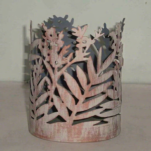 Cage à bougie en fer gravée et perforée - Décoration artisanale durable pour la maison, idéale pour les fêtes de Noël et de Pâques - Product Image 1