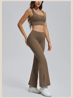 Ensemble de yoga 2 pièces pour femme : Soutien-gorge de sport dos nu à col carré et pantalon évasé taille haute avec ourlet fendu – Tenue de sport pour la gym