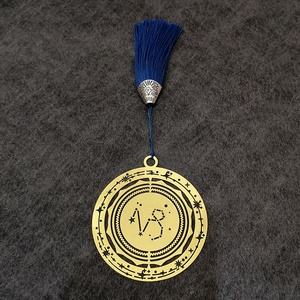 Collar de Joyería con Colgante de Marcador de Libros de Metal Calado con Constelaciones Giratorias de Moda - Product Image 5