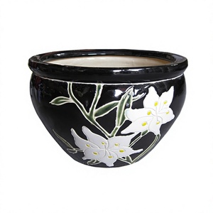 Maceta de Cerámica con Diseño de Lirios Blancos, Acabado Negro Glaseado, Hecha a Mano, Estilo Clásico, para Plantas de Interior - Product Image 1