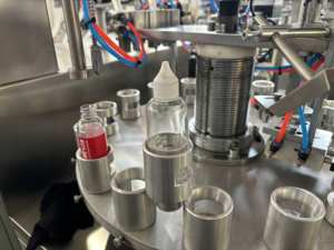 Polvo ajustable Hooper <span class=keywords><strong>Stylage</strong></span> para labios Perfume Vial Eye Drop Aluminio Motor Tapa de aceite Relleno Máquina de llenado semiautomática - Product Image 3