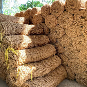ตาข่ายป้องกันการกัดเซาะจากใยมะพร้าว ตาข่ายใยธรรมชาติย่อยสลายได้ทางชีวภาพ สำหรับการป้องกันความลาดชันในสวนและโครงการจัดสวน - Product Image 1