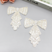 Motif de nœud 3D à plusieurs niveaux orné de perles et de sequins transparents, appliqué pour la décoration de vêtements