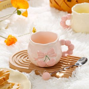 Một chiếc cốc gốm dễ thương theo phong cách Instagram, nổi bật với thiết kế hoa đặc biệt và vẻ ngoài chất lượng cao. - Product Image 4