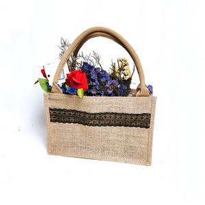 Sac en <span class=keywords><strong>jute</strong></span> naturel 100% chanvre avec <span class=keywords><strong>dentelle</strong></span>, personnalisable, noir, avec bordure en <span class=keywords><strong>dentelle</strong></span>, pochette en <span class=keywords><strong>jute</strong></span> avec logo imprimé sur mesure, vente en gros - Product Image 3