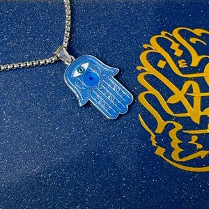 Elegante Collana con Ciondolo Mano di Hamsa e Occhio Turco, con Pietra Blu e Simbolo della Kaaba di Mecca, Perfetta come Regalo per il Ramadan Islamico - Product Image 4