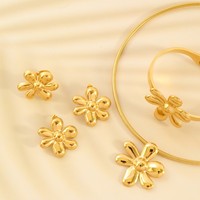 Ensemble de bijoux élégant pour femmes, 4 pièces, en acier inoxydable, motif floral, collier, boucles d'oreilles, bracelet, bague, design élégant