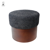 Pouf rond en chenille - Pouf en tissu texturé avec base en bois massif - Repose-pieds cylindrique finition bois foncé pour salon moderne