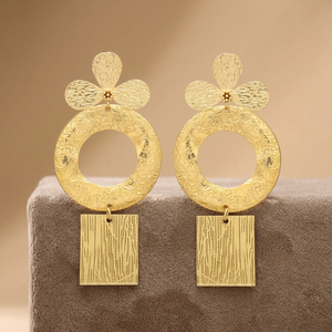 Boucles d'oreilles pendantes dorées, motif floral texturé, cercle carré géométrique, style vintage, en laiton plaqué or 18 carats, pour mariage et fiançailles - Product Image 3