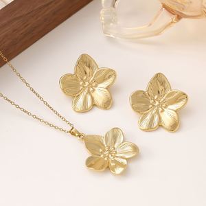 ชุดเครื่องประดับสร้อยคอและต่างหูสุดฮิตขายดีข้ามประเทศ รุ่นใหม่สำหรับผู้หญิง ต่างหูไทเทเนียมคุณภาพสูง - Product Image 1