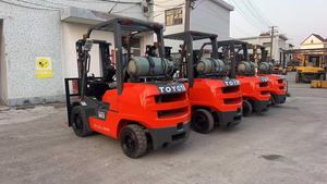 Montacargas Usado ORIGINAL de Gasolina T-O-Y-O-T-A TCM KOMATSU de 2.5/3/5/7/10/15/16/25/30 Toneladas con Motor Japonés - Product Image 2