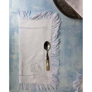 Set di 12 Tovaglioli Moderni a Righe con Frange Mirellas di Alta Qualità, Tovaglioli in Tessuto Usa e Getta con Iniziali per Feste e Cene - Product Image 1